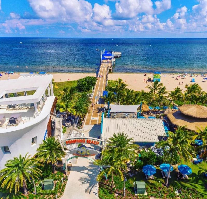 Sightseeing at Pompano Beach pier